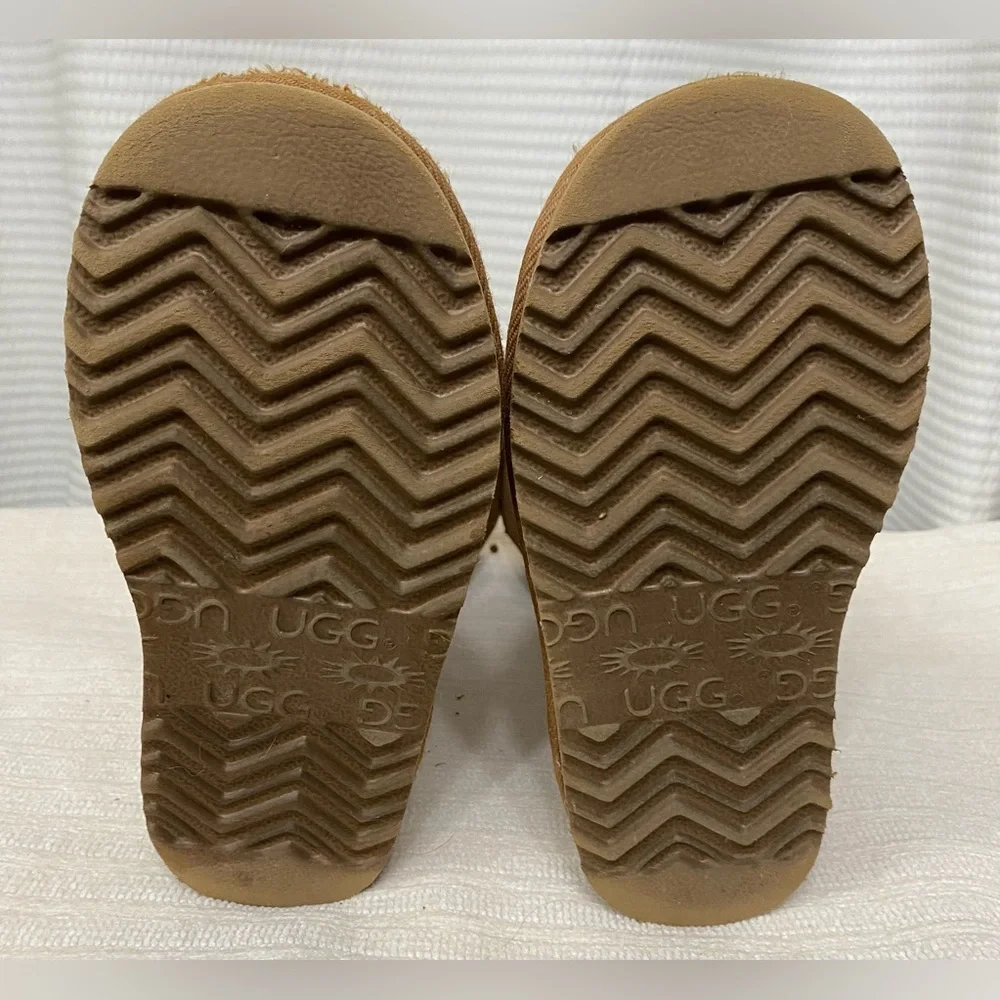 Kids UGG Brown Suede Boots with Side Zipper
Size 1 - Picture 7 of 10